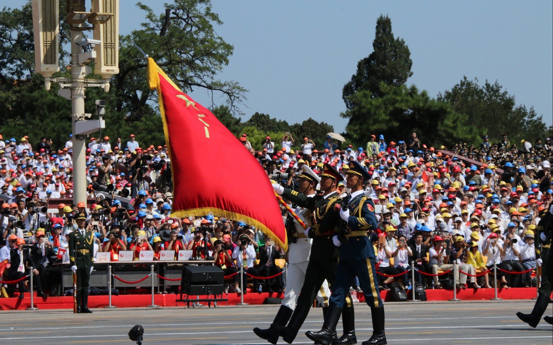 红蓝巨浪中的黑色礁石，德里赫特绝杀诠释巴萨战术完胜那不勒斯